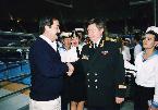 Piñeiro, ex alcalde de Santander, saludando al Ejército de la Marina